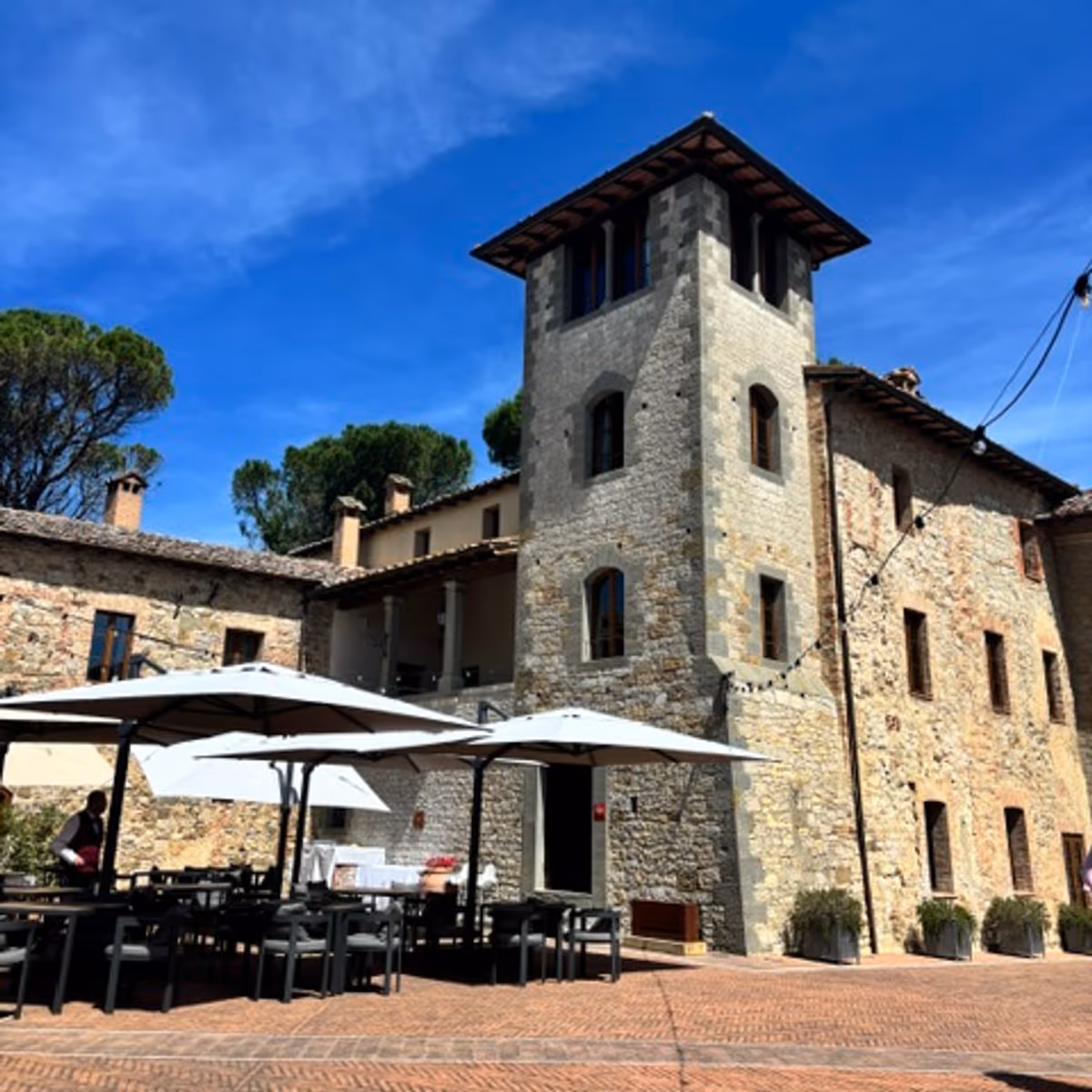 L'ingresso della Contrada a Castel Monastero