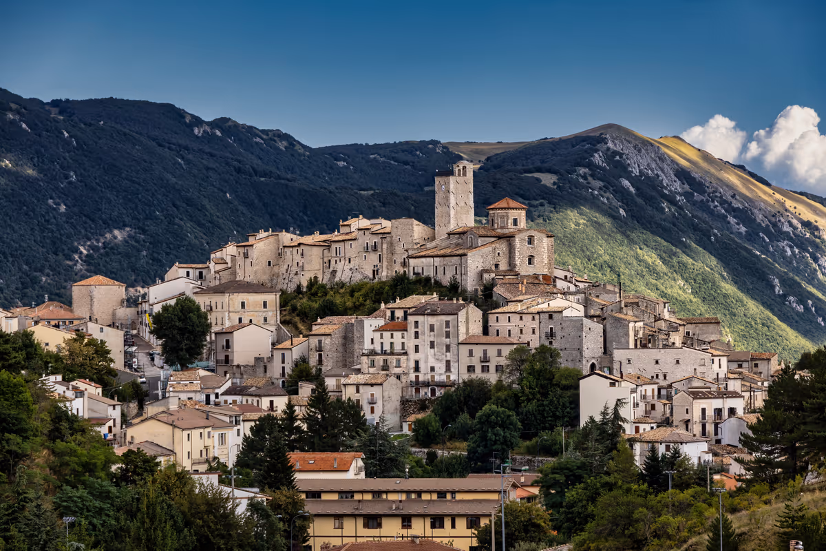 Fare rete e aggregarsi è la strategia proposta per permettere alle strutture ricettive italiane di competere con i grandi gruppi internazionali senza perdere la propria identità