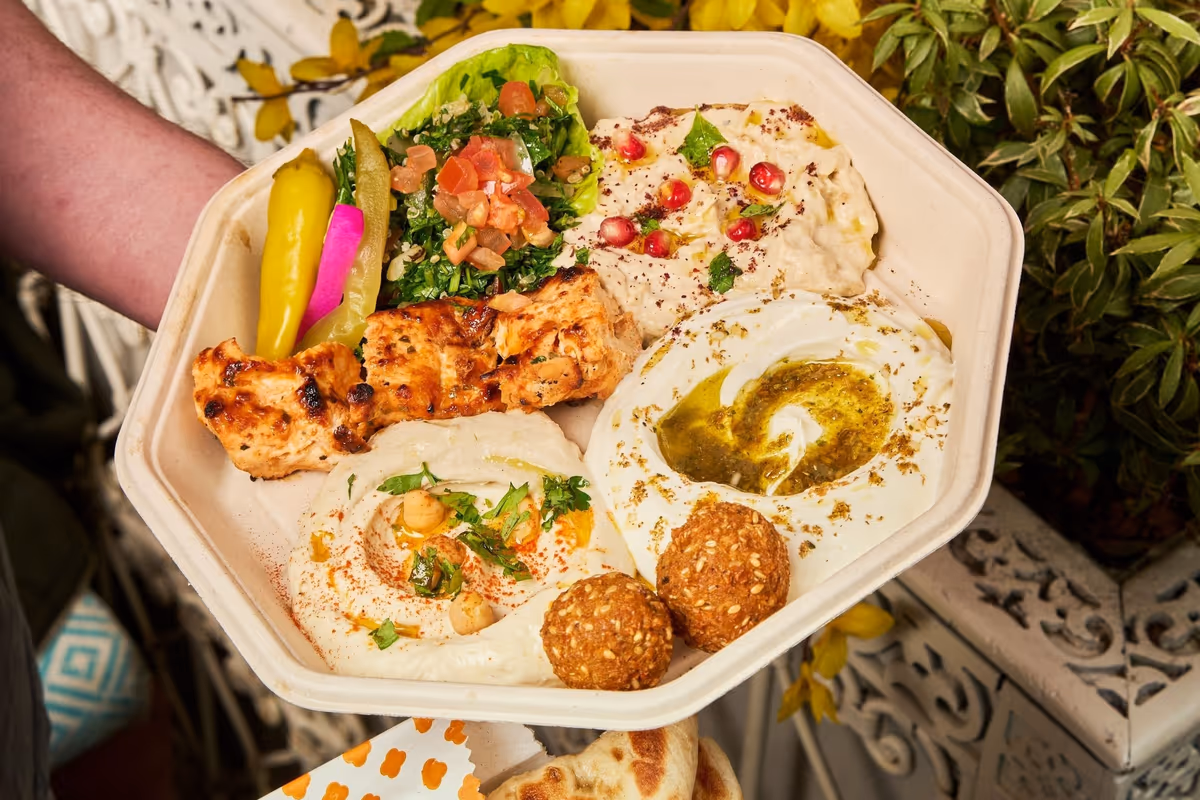 La pratica lunch box da asporto con specialità tipiche libanesi, ideale per i viaggiatori della stazione Termini