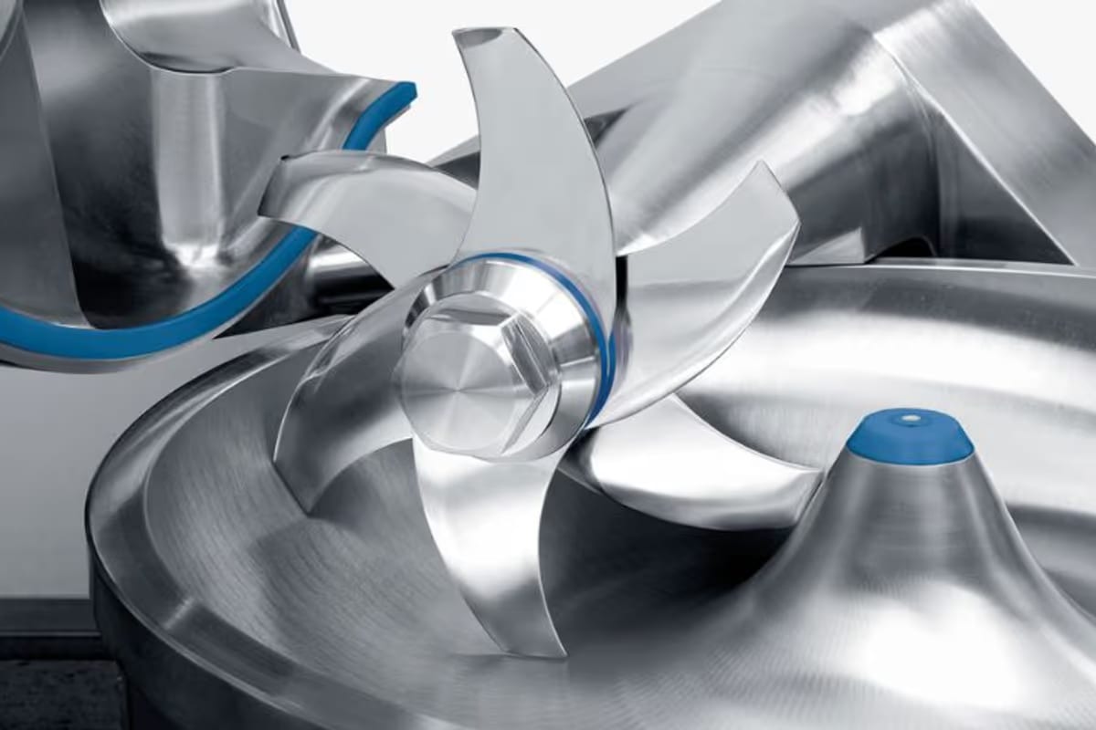 Cutter industriale: come scegliere il macchinario giusto per la produzione alimentare