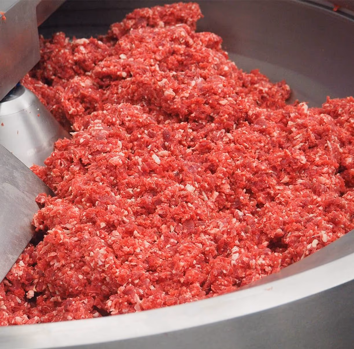Cutter industriale: come scegliere il macchinario giusto per la produzione alimentare