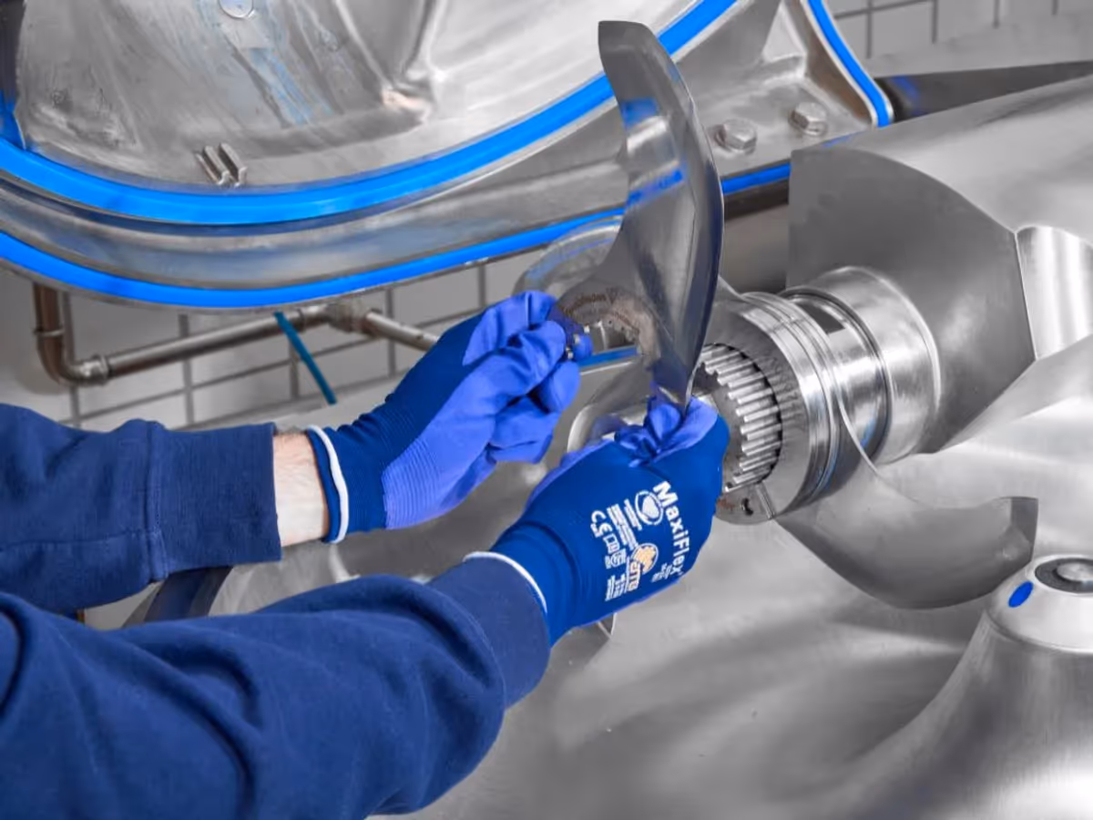 Cutter industriale: come scegliere il macchinario giusto per la produzione alimentare