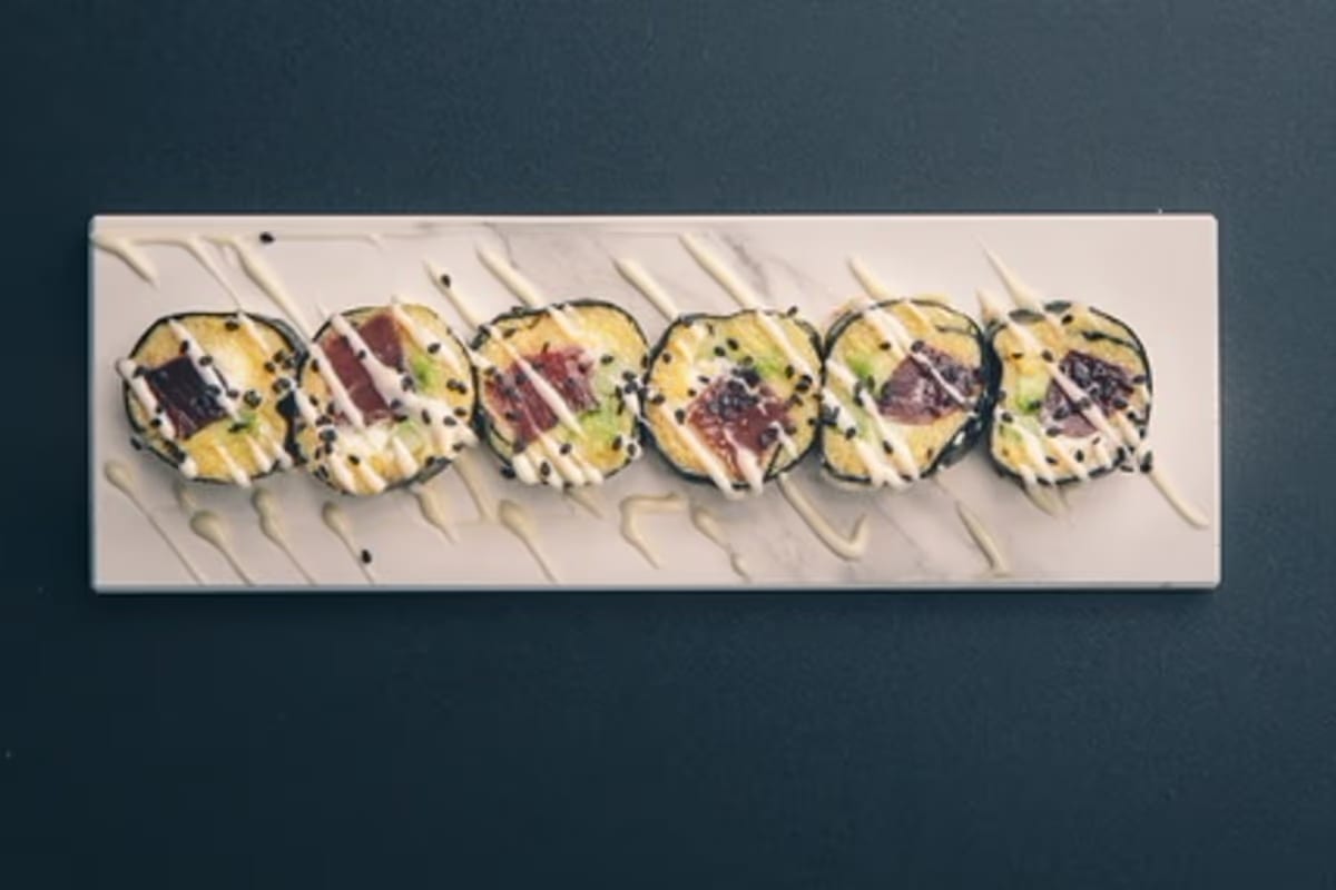 Hutomaki di polenta: roll con tonno, avocado e formaggio cremoso