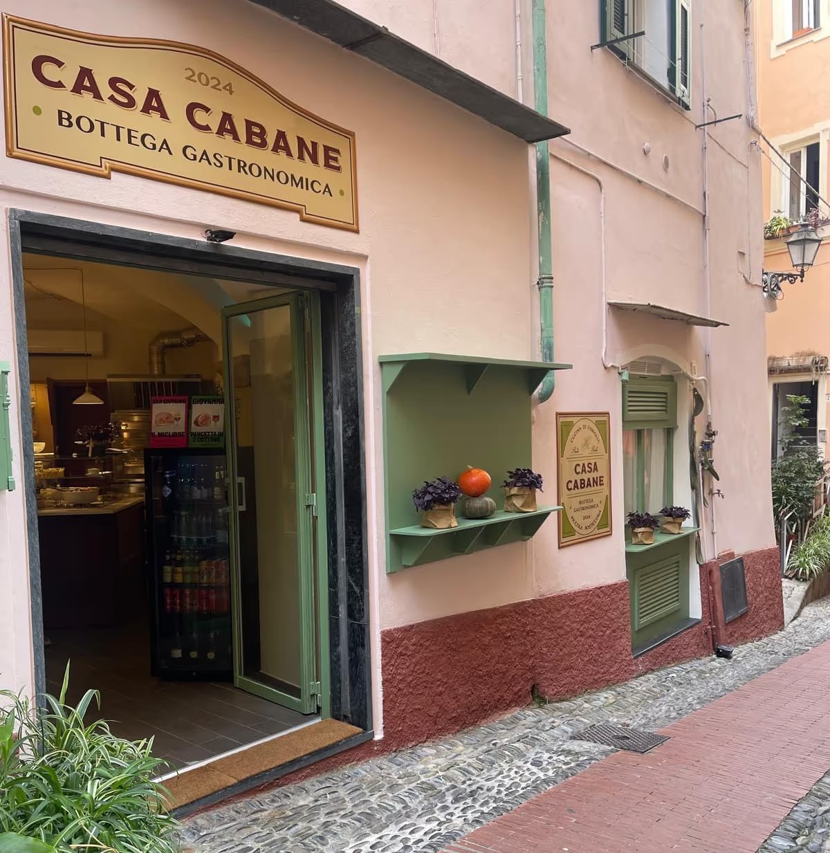 Era il locale giusto al civico giusto: così a Bordighera Alta è nata Casa Cabane