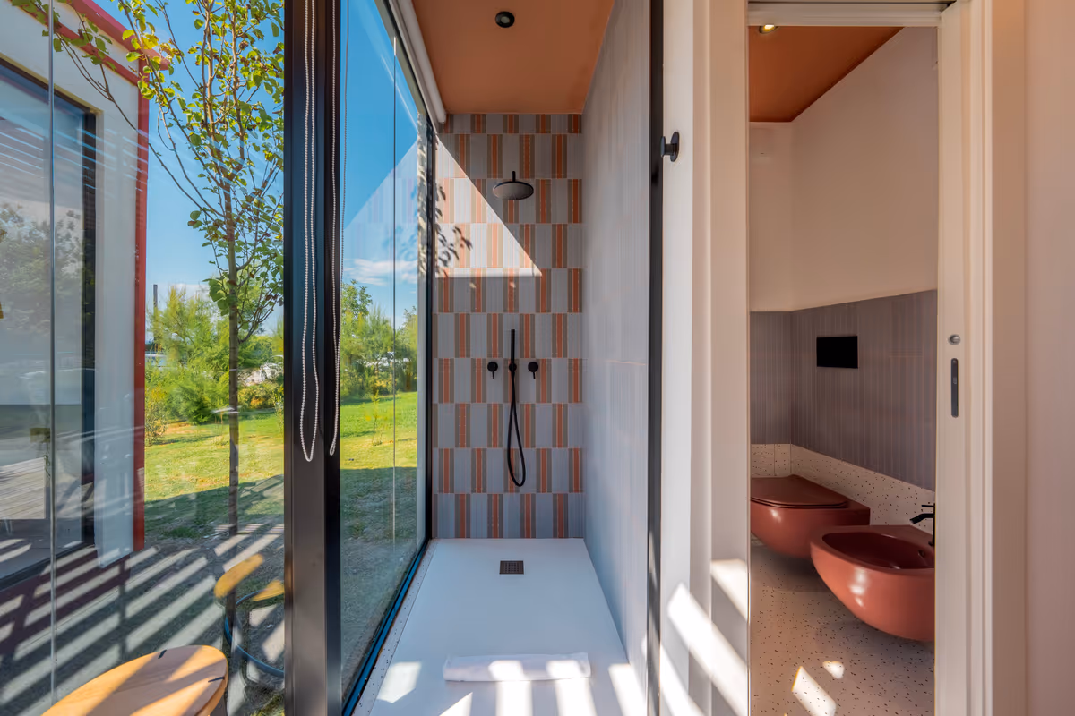 Una casa costruita intorno a un albero: il nuovo modo di vivere il soggiorno sul lago