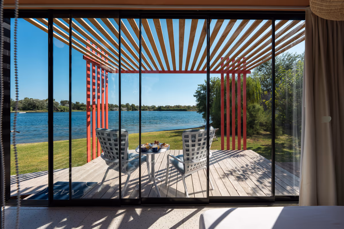 Una casa costruita intorno a un albero: il nuovo modo di vivere il soggiorno sul lago