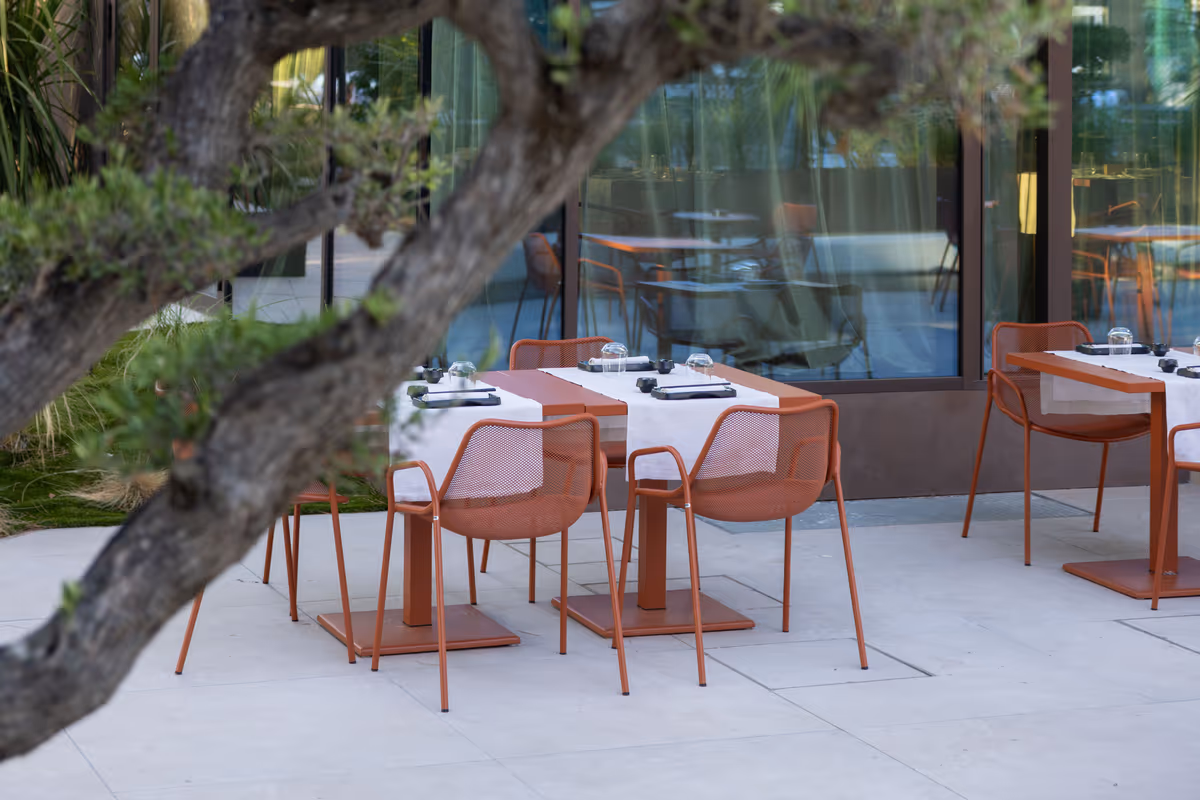 Vista sui tavoli esterni del ristorante