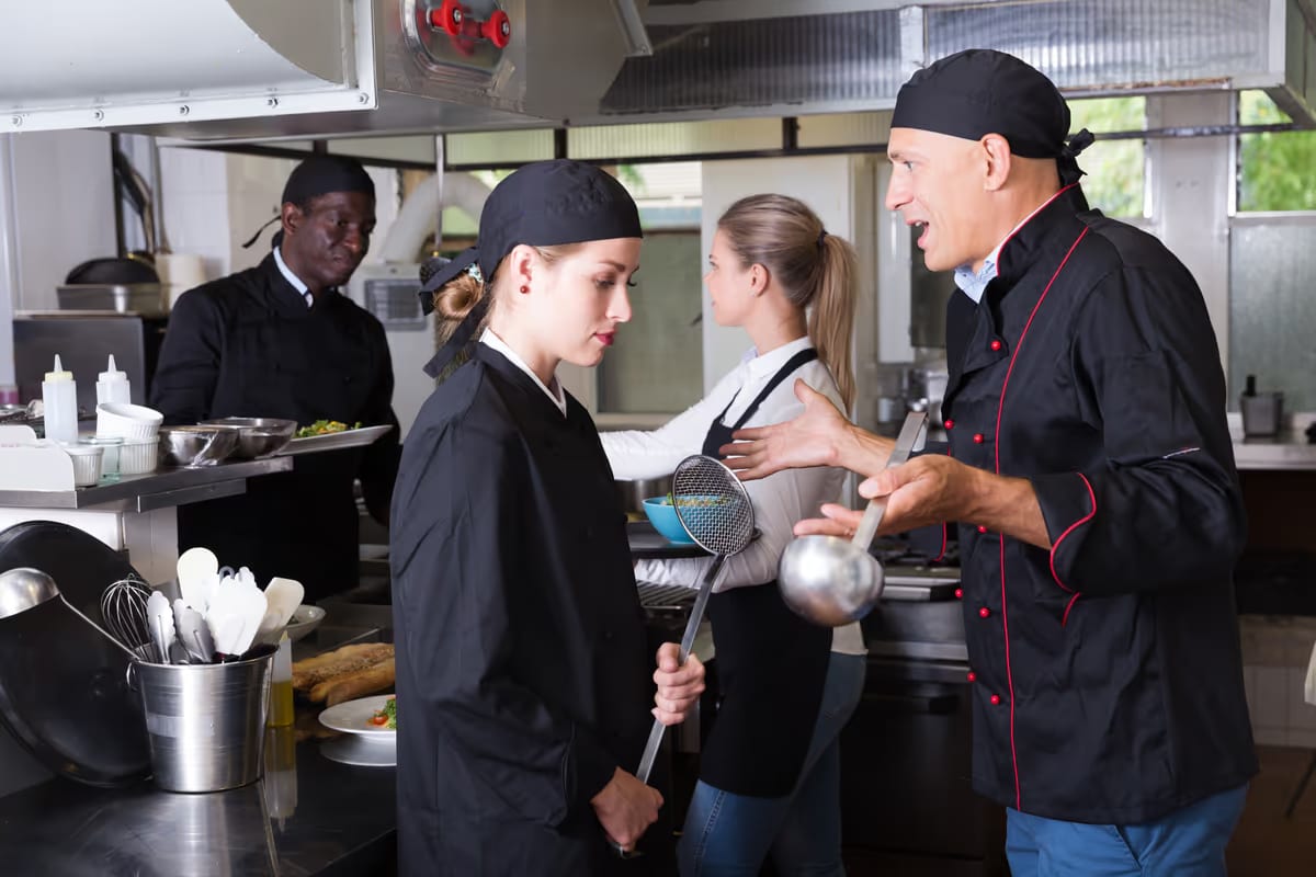 Rissa nella cucina di un hotel a Rimini: cuoco ferito e giovane collega denunciata