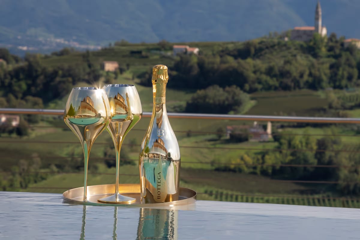 L'inconfondibile bottiglia dorata: il successo del marchio Bottega