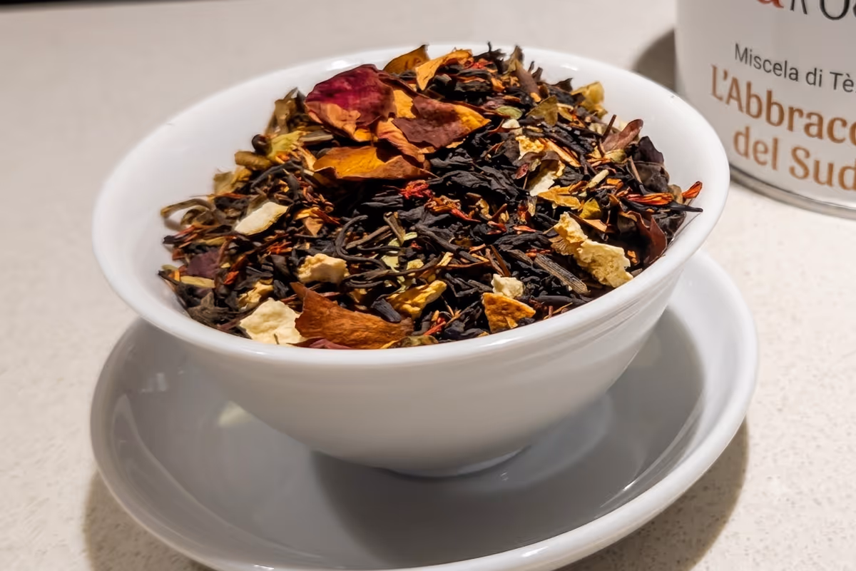 Pu-erh, rooibos, agrumi della Costiera Amalfitana e una delicata nota affumicata nella miscela realizzata da Albino Ferri