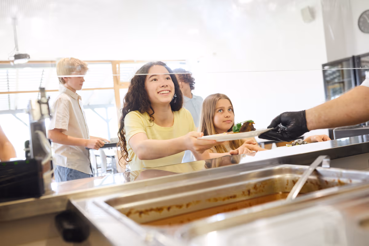 A scuola la mensa non è solo un pasto, ma un momento prima di tutto di educazione alimentare