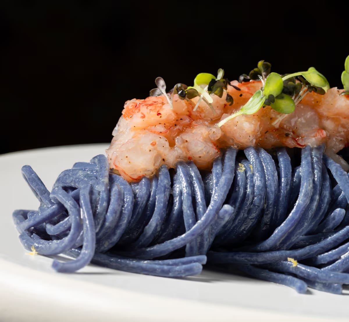 Spaghetto blu, burro salato, bergamotto, bottarga e gambero rosso di Mazara