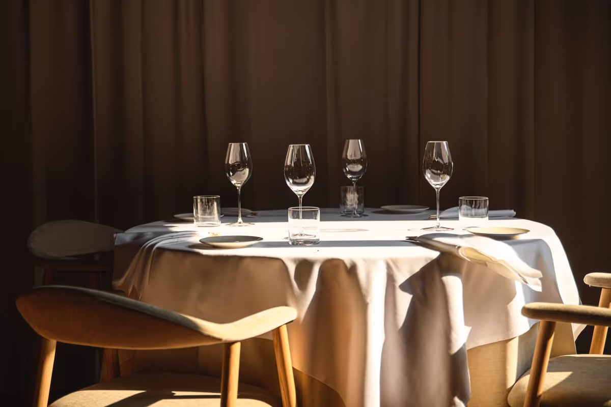 Un dettaglio della sala di Thelema, ristorante nelle immediate vicinanze di Milano