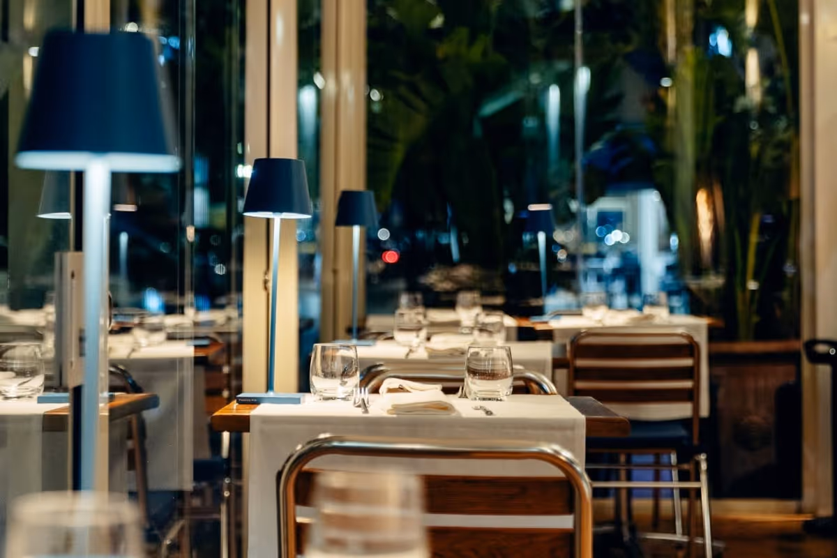 Un dettaglio della sala di Mare Bistrot a Fiumicino