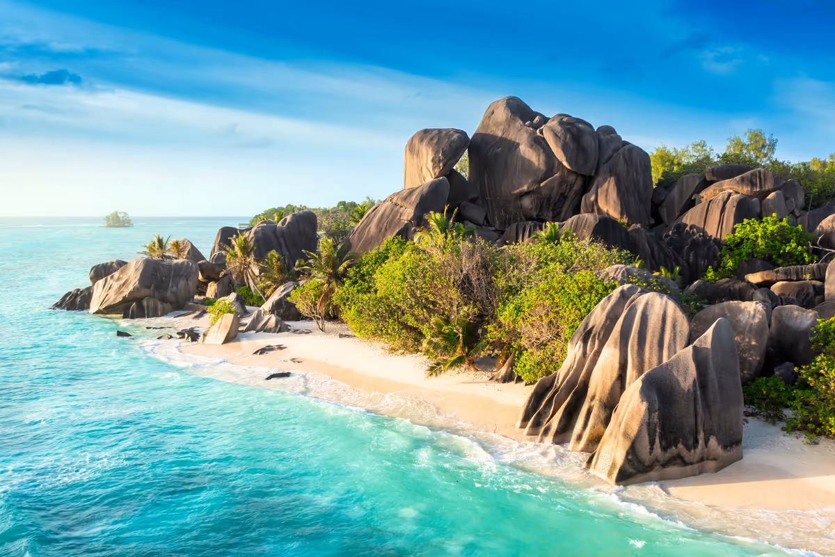 Anse Source d'Argent a La Digue: massi granitici levigati dal tempo e acque turchesi protette dalla barriera corallina