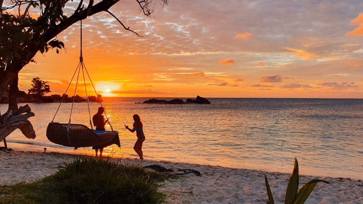 Ritmi lenti e atmosfere da sogno: al calar del sole le Seychelles invitano a riprendersi il proprio tempo in un vero Giardino dell'Eden