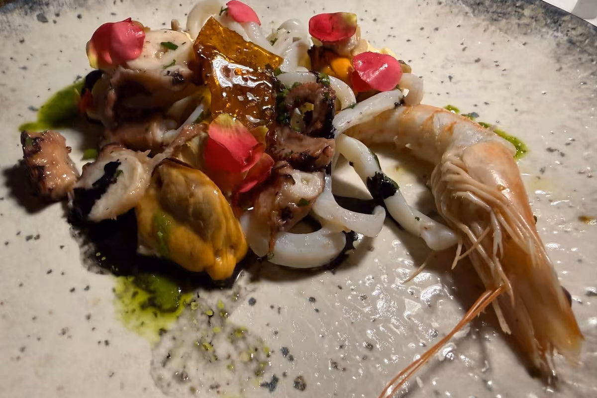 La Pelosa aveva un mare da sogno. Ora ha anche una cucina all’altezza
