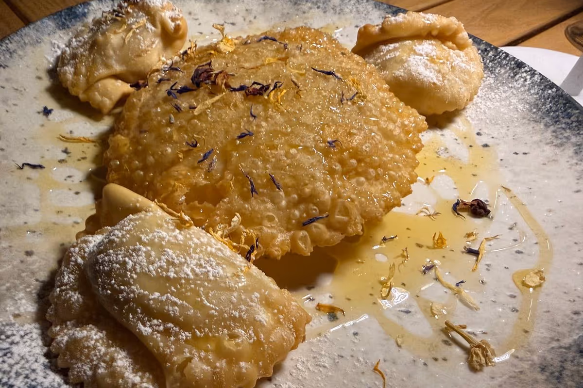 La Pelosa aveva un mare da sogno. Ora ha anche una cucina all’altezza