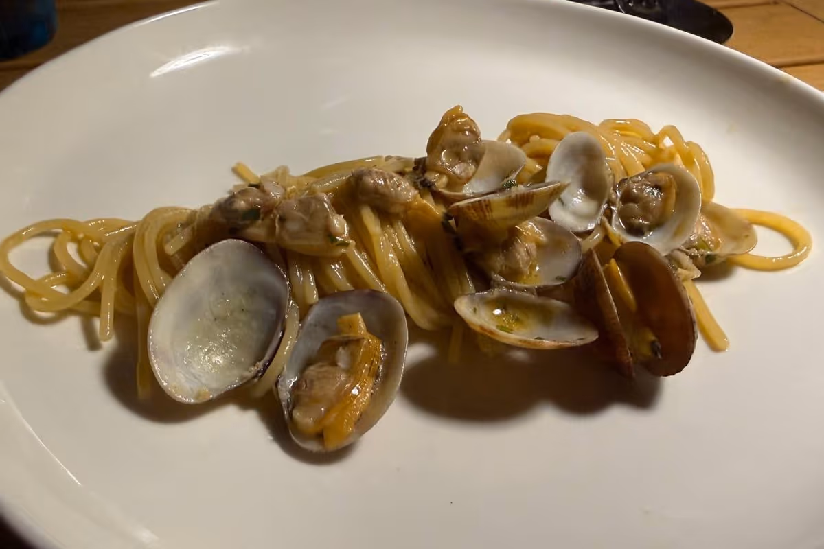 La Pelosa aveva un mare da sogno. Ora ha anche una cucina all’altezza