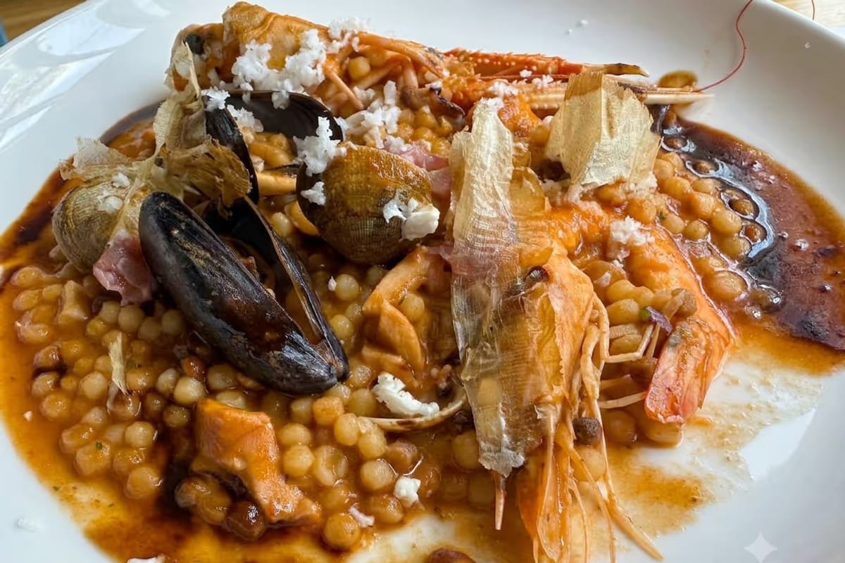 La Pelosa aveva un mare da sogno. Ora ha anche una cucina all’altezza
