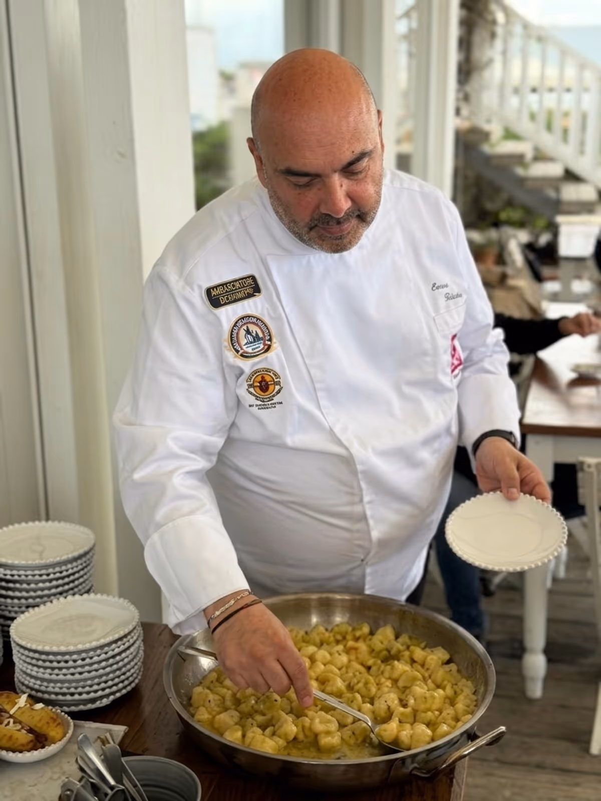 Lo chef Omar Casali con la sua interpretazione di Mari e Monti, con gnocchi di Patata di Bologna Dop