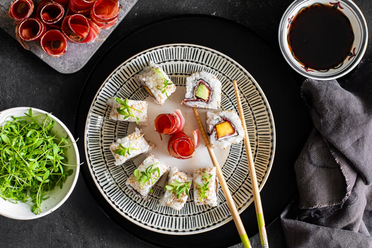 Uramaki con Speck Alto Adige Igp, mango e avocado: la ricetta fusion