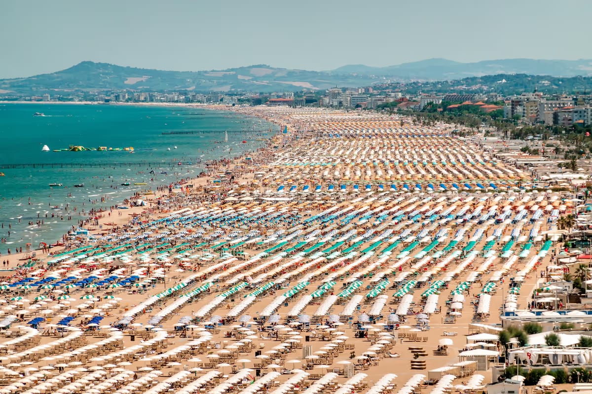 Spiagge italiane, ecco quanto costano lettini e consumazioni nel 2026