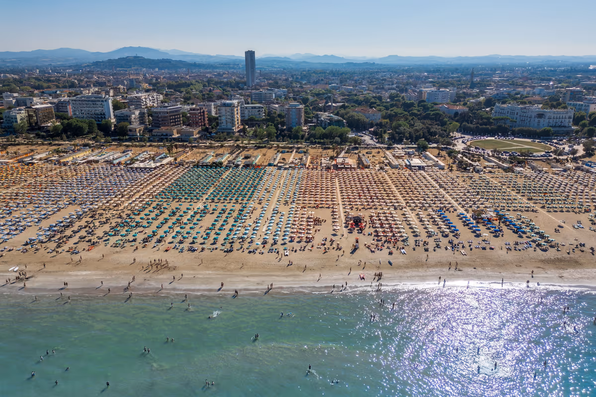 Spiagge italiane, ecco quanto costano lettini e consumazioni nel 2026