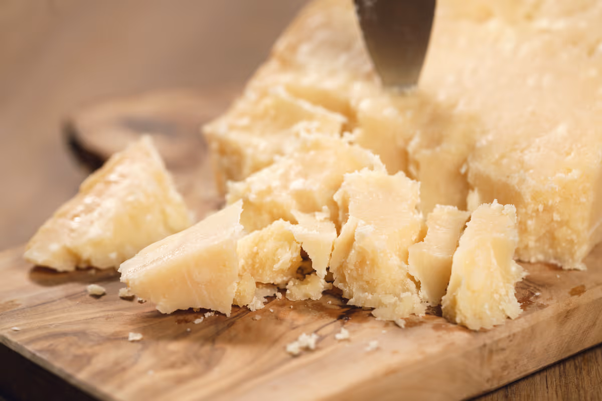 Due eccellenze come Parmigiano e Grana dimostrano perché il latte crudo non va demonizzato