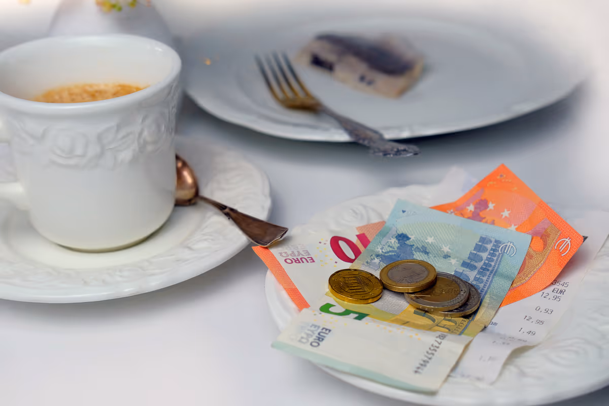 Mancia del 10% nel conto: il caso scoppiato in un ristorante di Forte dei Marmi