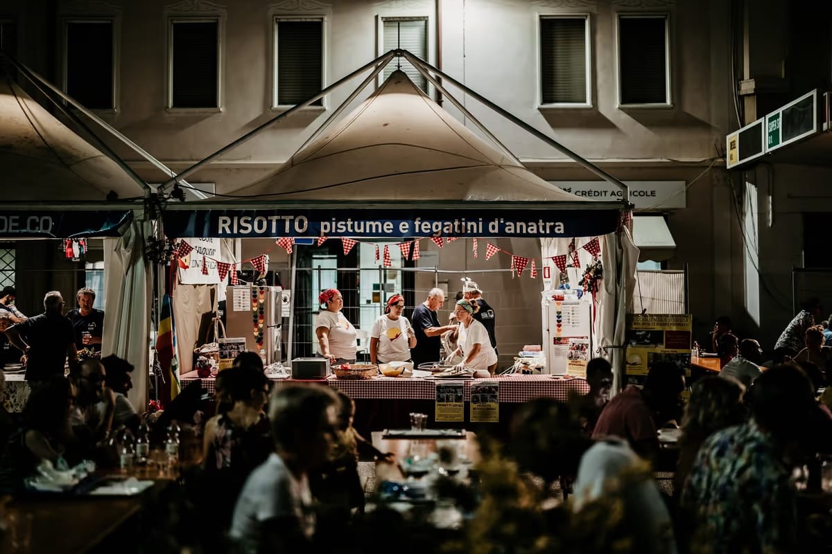 Piazza Garibaldi a Castel d'Ario con stand di degustazioni e spettacoli musicali durante il Festival del Riso 2026