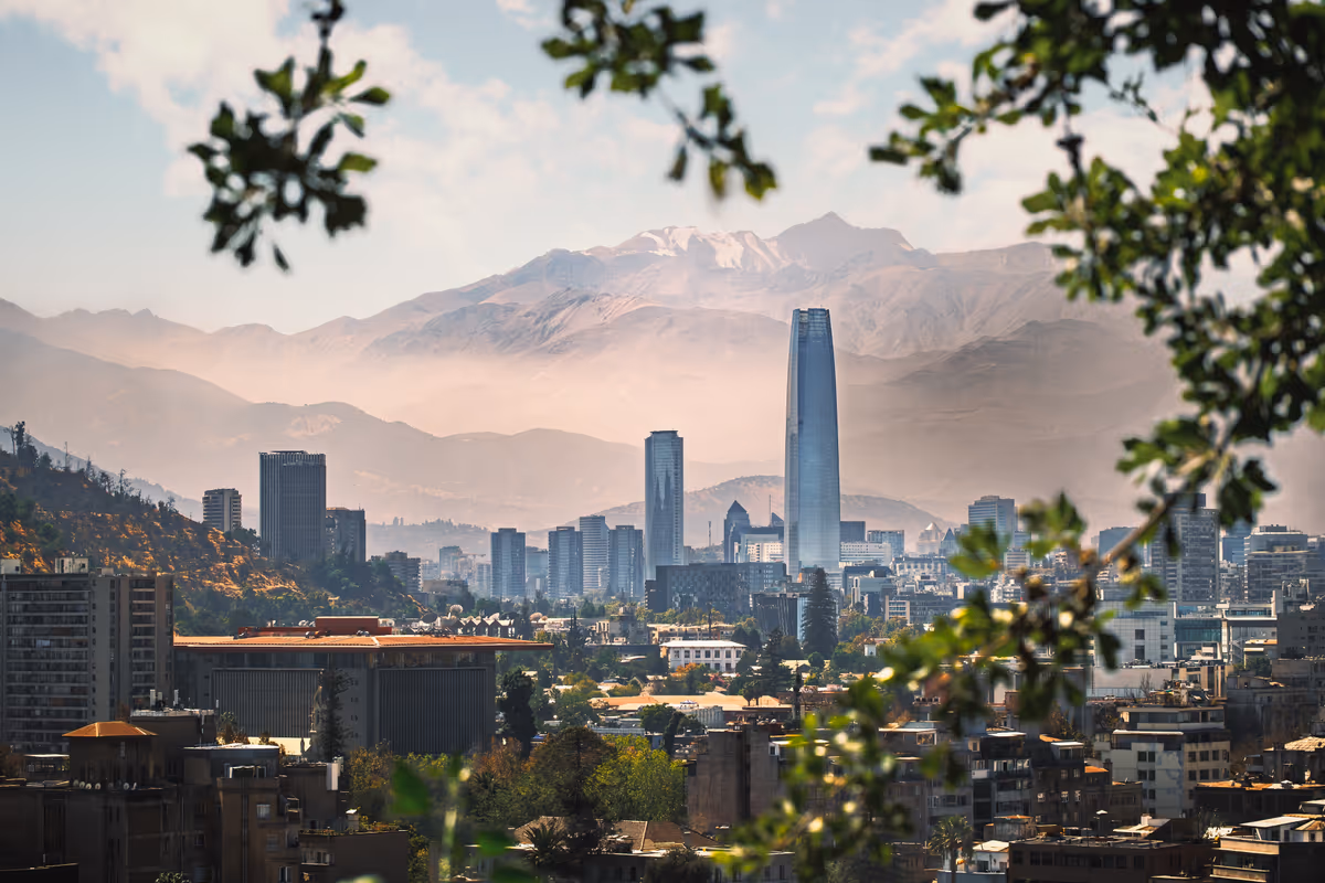 Panorama urbano di Santiago del Cile con grattacieli e montagne sullo sfondo