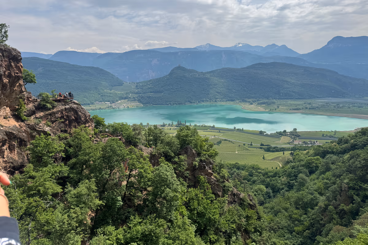 Caldaro in vendemmia: tra e-bike, cantine e sette suite nel cuore dell’Alto Adige