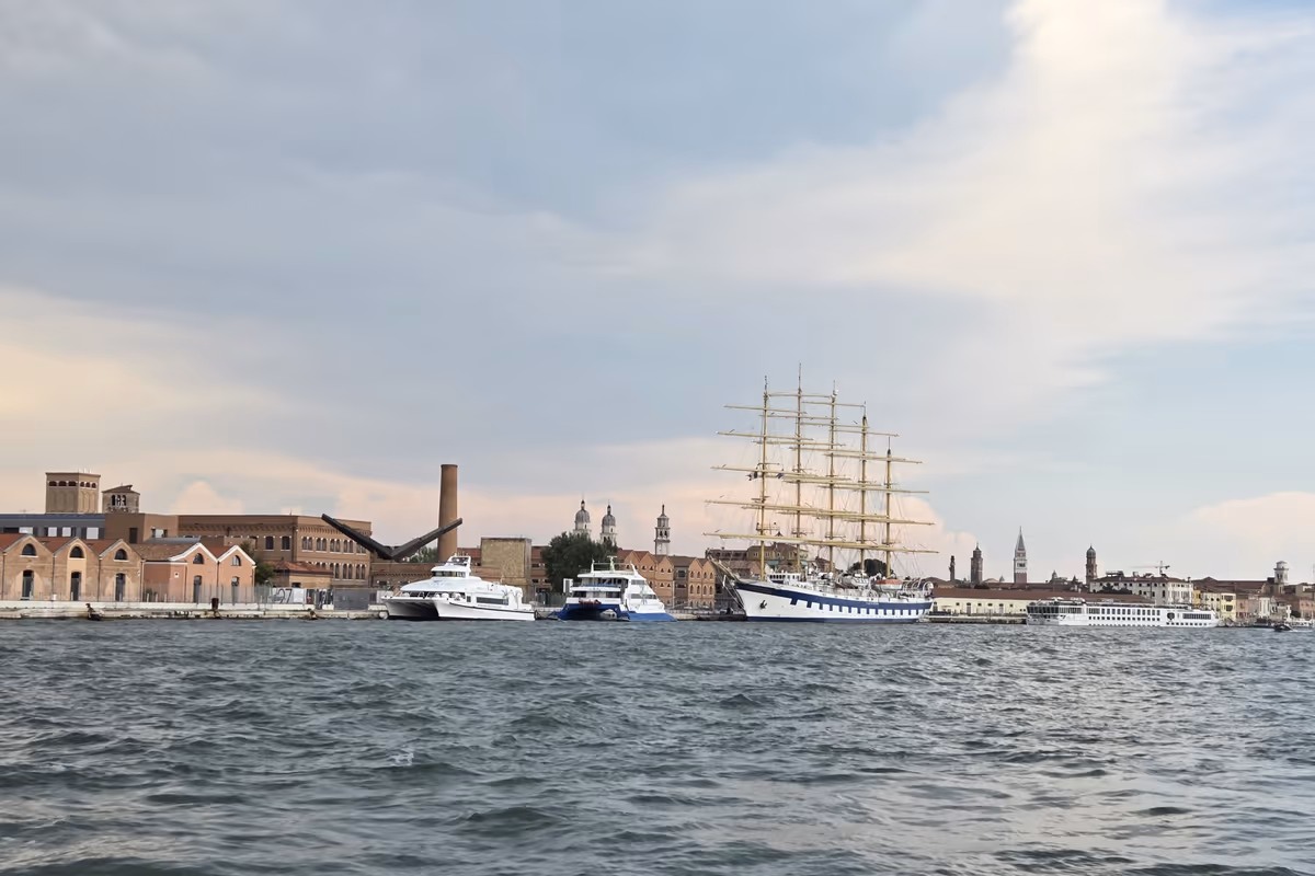 Il viaggio prende il via nella suggestiva cornice del Canale della Giudecca a Venezia