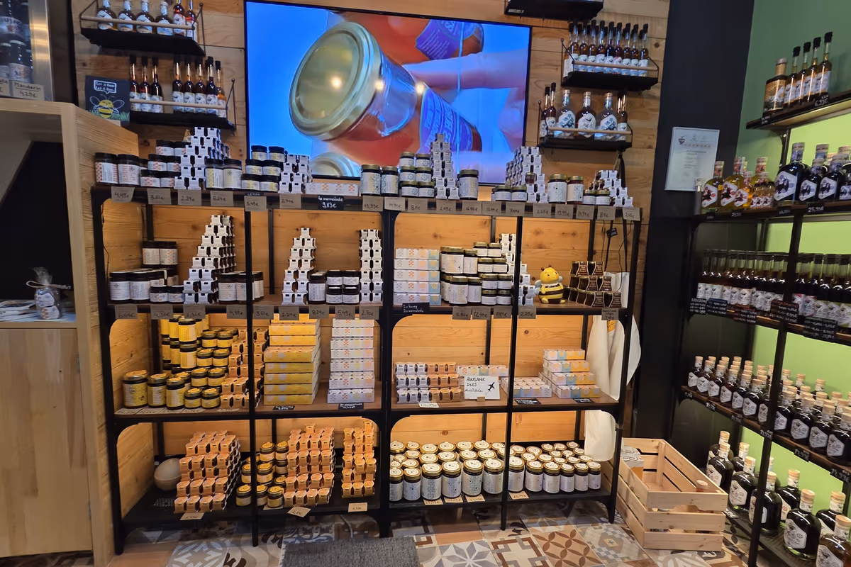 HoneyStore propone mieli di diverse varietà, liquori, confetture fatte in casa (eccellente quella all’arancia amara) e numerosi cosmetici