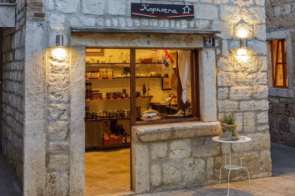 Kapunera si trova in un’antica e caratteristica casa di pietra