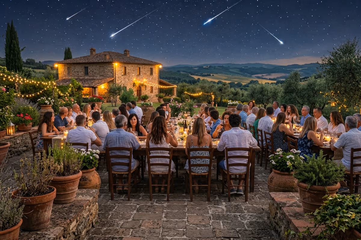 lunga tavolata all aperto in una tenuta rurale sotto un cielo stellato