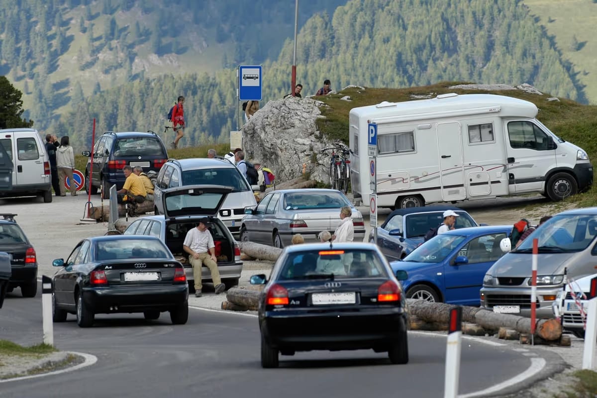 Turisti in montagna, accessi ai passi dolomitici, problemi di sovrappopolazione e gestione del territorio