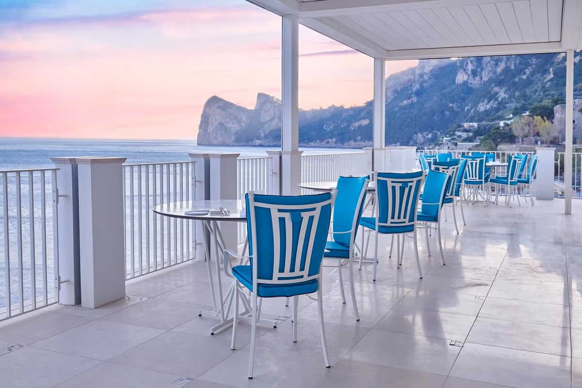 La splendida terrazza panoramica della Taverna del Capitano, cornice della degustazione informale delle referenze flegree