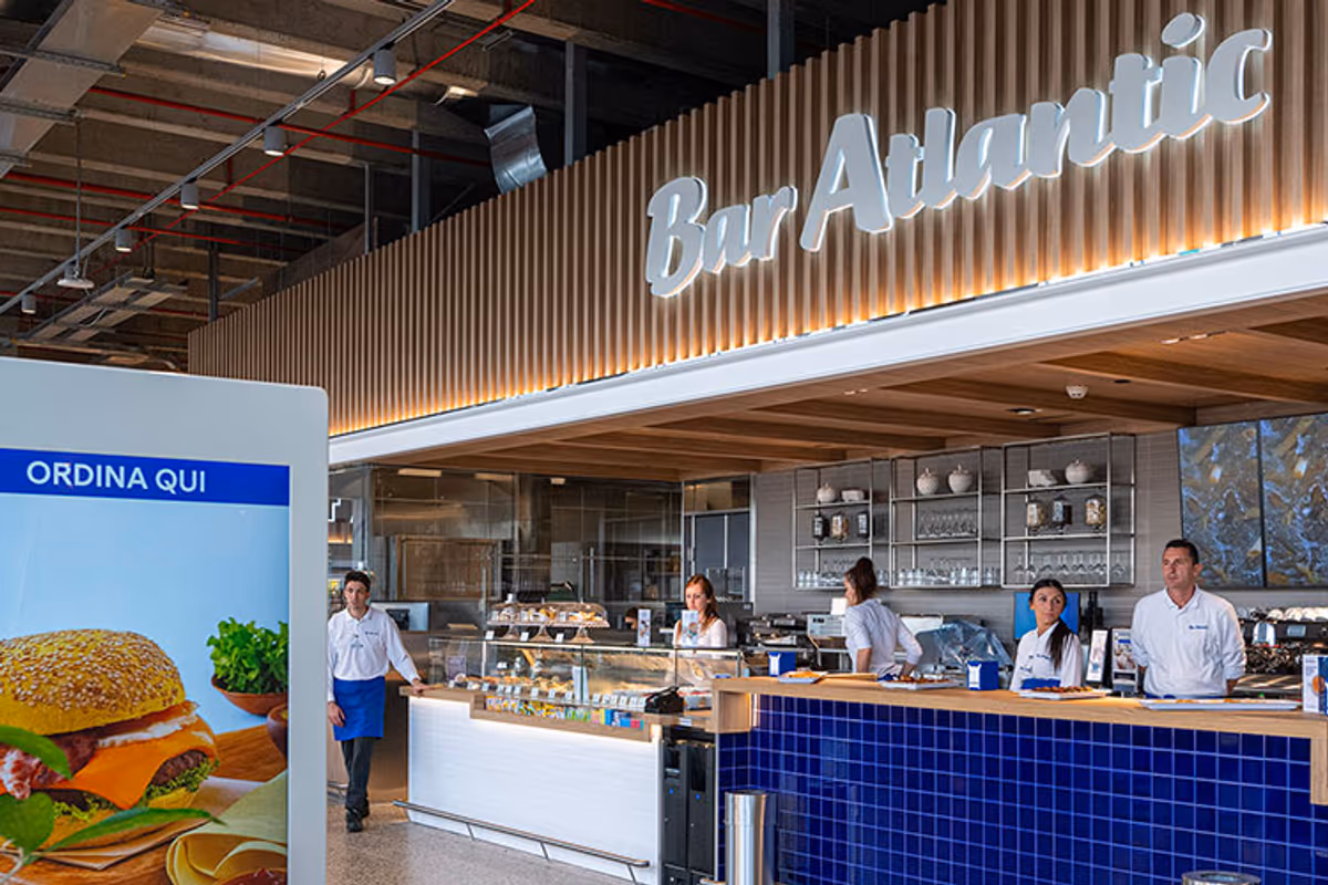 Bancone e personale del punto ristoro Bar Atlantic all'interno di un supermercato