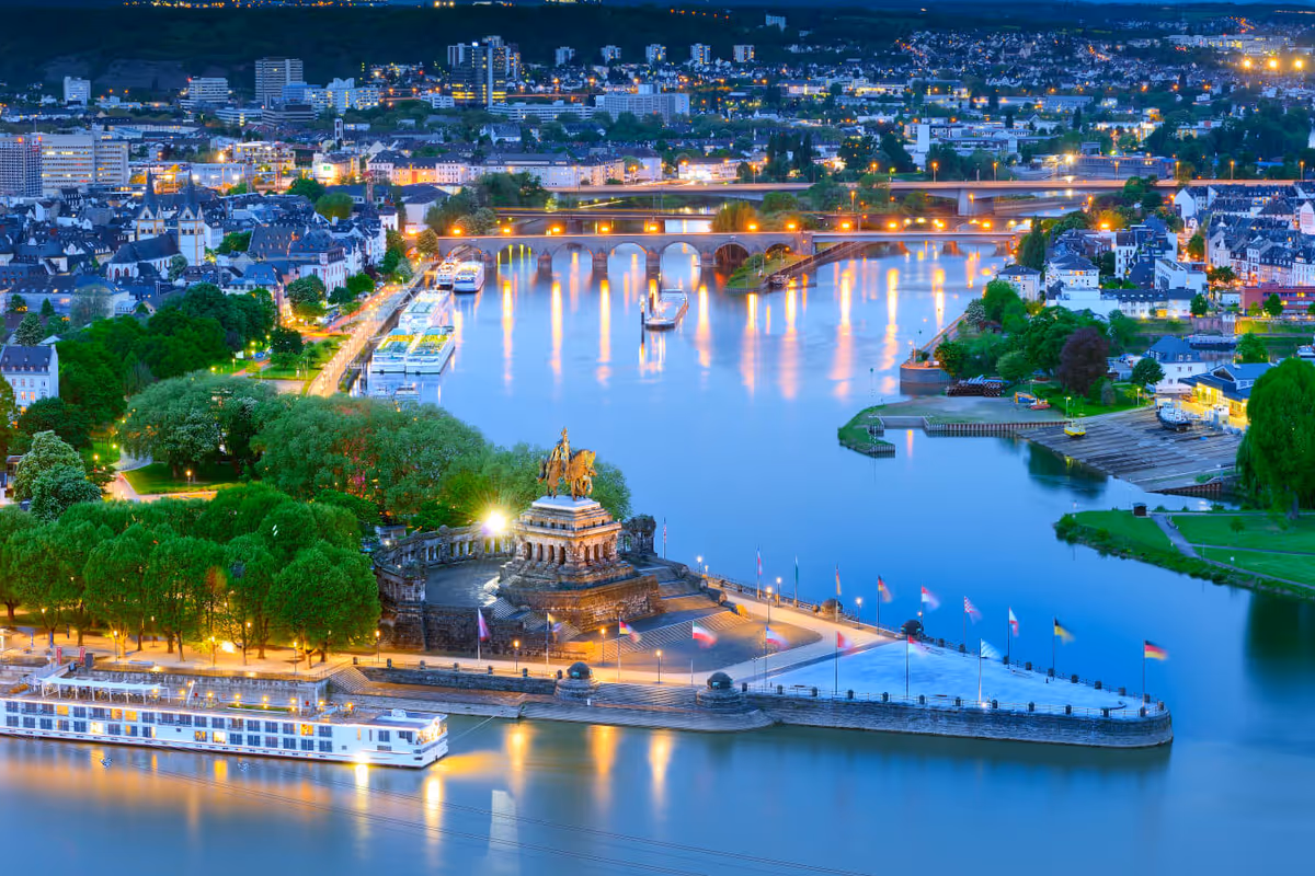 Il promontorio del Deutsches Eck illuminato al crepuscolo, con l'imponente monumento equestre all'imperatore Guglielmo I.