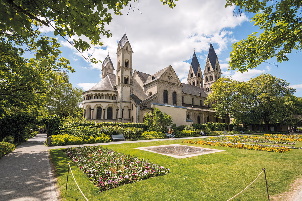 Uno scorcio del Blumenhof, l'oasi verde fiorita che si sviluppa accanto alla Basilica di San Castore