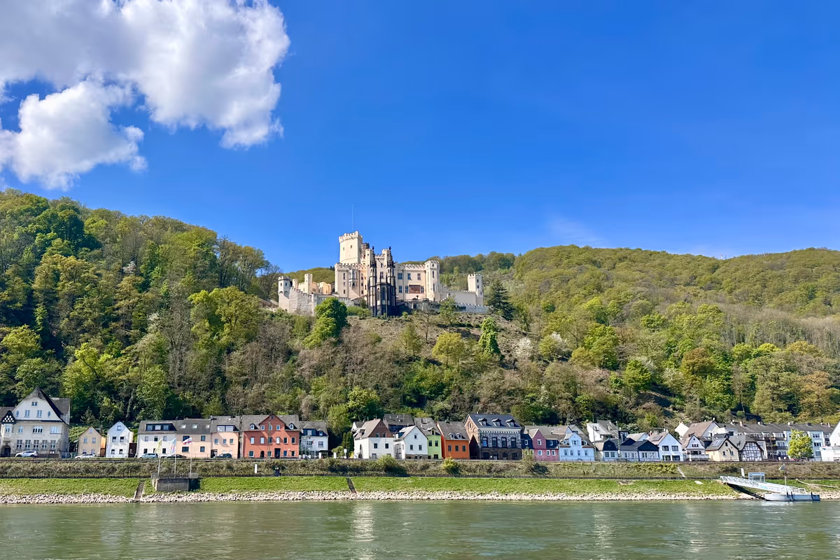 Il romantico Castello di Stolzenfels arroccato sulle colline lungo le sponde del Reno
