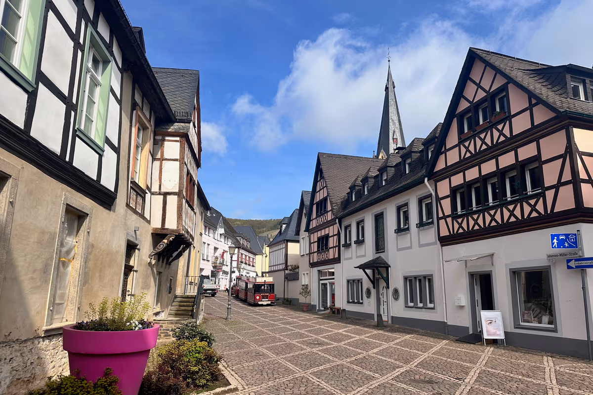 Le caratteristiche case a graticcio tra le vie acciottolate del borgo medievale di Ahrweiler