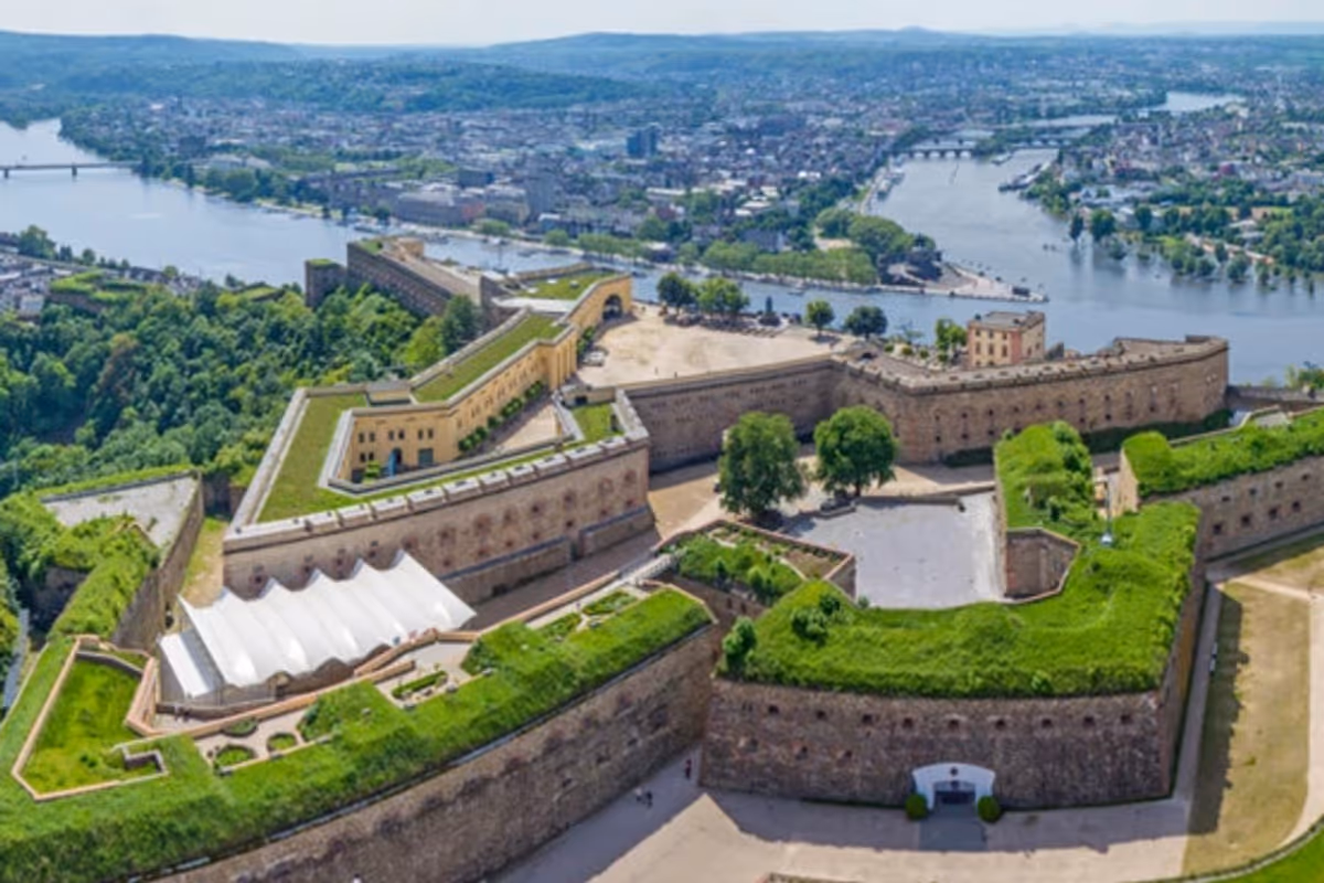 Panoramica dall'alto della Fortezza di Ehrenbreitstein, posizionata a 118 metri d'altezza sopra la confluenza dei fiumi
