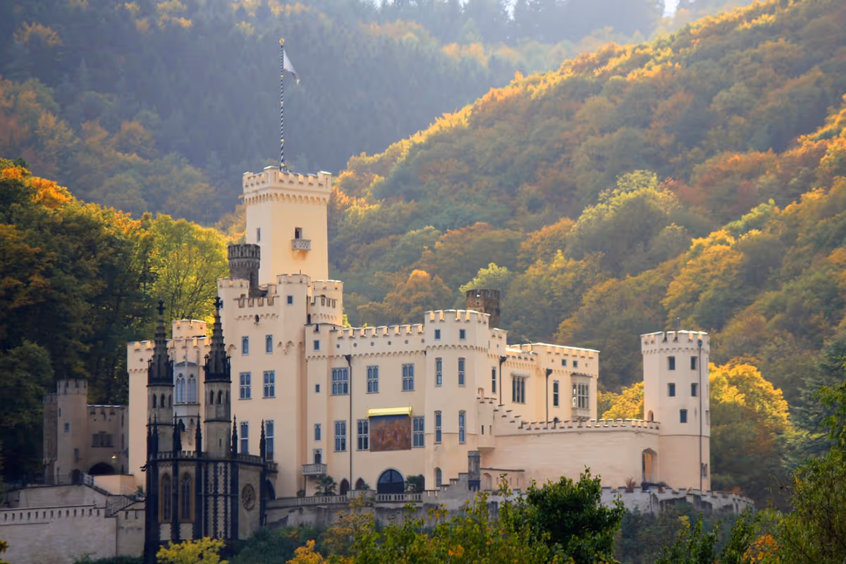 Il Castello di Stolzenfels, uno dei tanti manieri che impreziosiscono il paesaggio del Medio Reno, Patrimonio Unesco