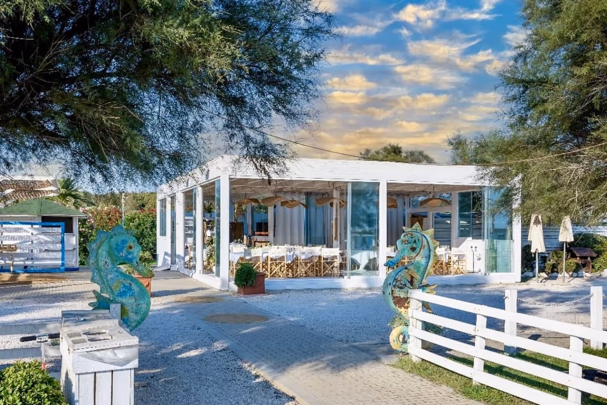 L'esterno del ristorante Anna del Riva di Palo Beach Resort