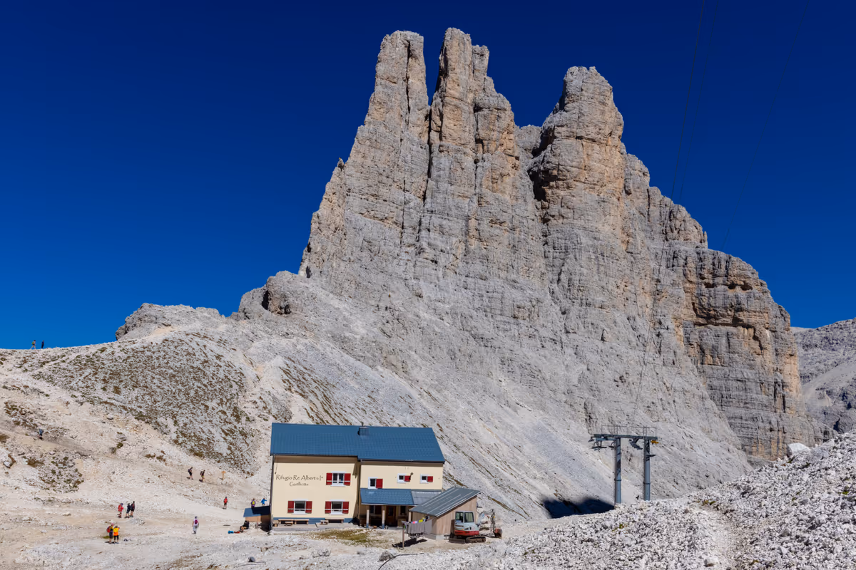 Rifugio Re Alberto I ai piedi di imponenti pareti rocciose dolomitiche in alta quota
