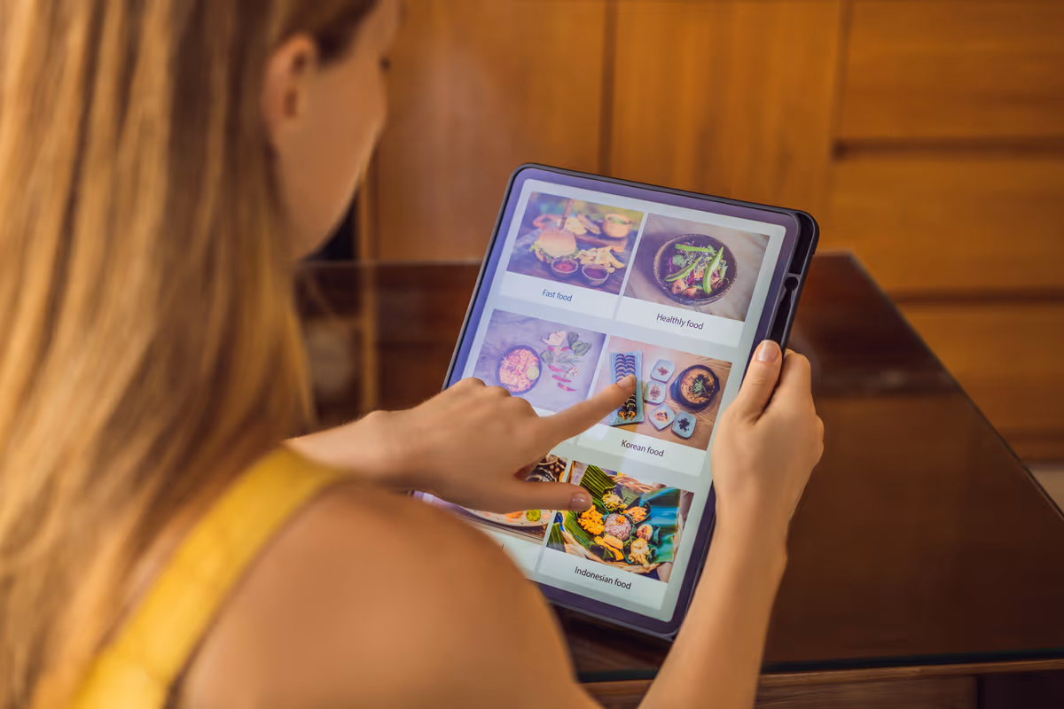 Menu digitali e ordinazioni da tablet: la tecnologia trasforma l'esperienza al tavolo, aprendo la strada a notifiche e riepiloghi nutrizionali in tempo reale