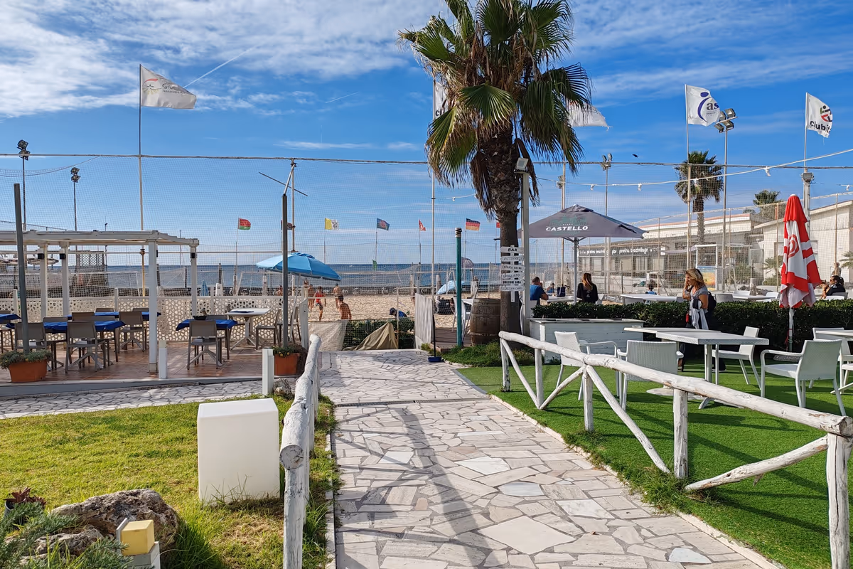 La ristorazione e i servizi sul bagnasciuga trasformano lo stabilimento balneare in un hub complesso dell'ospitalità italiana